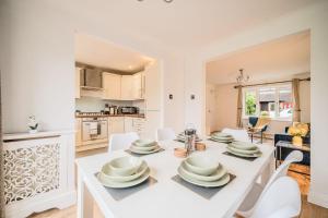 Η κουζίνα ή μικρή κουζίνα στο Fowler House 3BR Free WIFI Parking Maidenbouwer