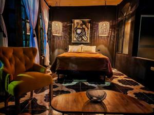 Ένα ή περισσότερα κρεβάτια σε δωμάτιο στο moody first floor apartment