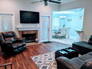 什里夫波特Charming, Quiet, South Shreveport Retreat King Bed的带沙发和壁炉的客厅