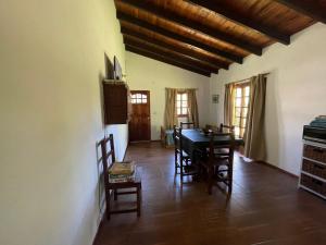 un salon avec une table et des chaises de salle à manger dans l'établissement Arena&Mar, à San Clemente del Tuyú 44 autres photos