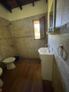 une salle de bain avec un lavabo et des toilettes dans l'établissement Arena&Mar, à San Clemente del Tuyú