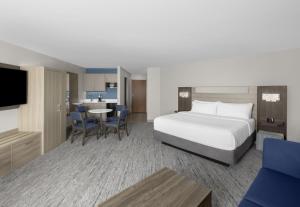 Holiday Inn Express Hotel & Suites Montrose - Black Canyon Area by IHG في مونتروز: غرفة فندقية مع سرير ومطبخ +87 صورة