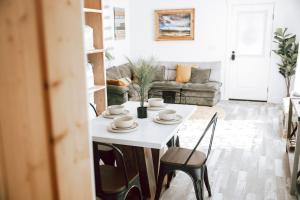 Η κουζίνα ή μικρή κουζίνα στο The Chicken Coop +15 φωτογραφίες