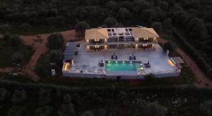  Elle offre une vue sur une grande maison dotée d'une piscine. dans l'établissement Queen Bee Luxury Villa- Sparto, à Spartos