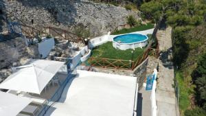une vue aérienne d'une villa avec piscine dans l'établissement B&B Positano, à Giugliano in Campania