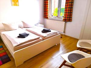 ein Schlafzimmer mit einem Bett mit zwei Handtüchern darauf in der Unterkunft Idyllisches Ferienhaus nähe MEYER WERFT Papenburg in Papenburg + 24 Fotos