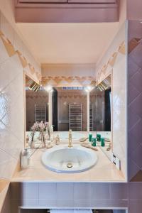 Ένα μπάνιο στο Design Apartment city center with free parking +30 φωτογραφίες