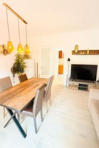 Un comedor con mesa y sillas de madera. en Cascais Ocean Apartment, en Cascais