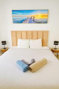 Un dormitorio con una cama con una toalla encima. en Cascais Ocean Apartment, en Cascais 4 fotos más