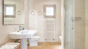 Koupelna v ubytování Can Ferrando - Es Pontàs + 27 fotografií