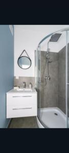 ein Badezimmer mit Dusche, Waschbecken und Badewanne in der Unterkunft Nowoczesne Studio Mała Andrzeja, Kawalerka Inowrocław, Modern Studio, kamienica in Inowrocław