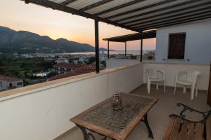 een tafel en stoelen op een balkon met uitzicht bij Villa Maria in Kokkari
