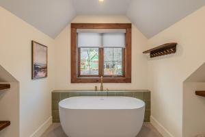 Ένα μπάνιο στο Chalet 24 Chemin des Skieurs +46 φωτογραφίες