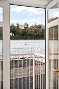 uma vista para a água a partir de uma janela em 2 Rushbrooke Hotel Apartments Cobh County Cork em Cobh