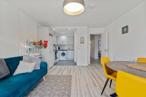 uma sala de estar com um sofá azul e uma mesa em 2 Rushbrooke Hotel Apartments Cobh County Cork em Cobh