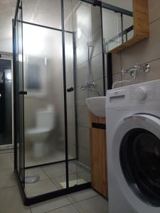 a bathroom with a washing machine and a sink at Tichá chalupa in Liptovský Hrádok