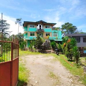 una casa con una valla delante en Sagada Staycation near Sea of Clouds View, en Sagada