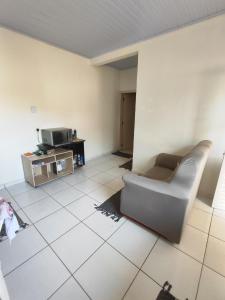 un salon avec un canapé et une télévision dans l'établissement Casa completa na Enseada, Guarujá, à Guarujá 8 autres photos