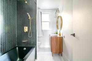 Vannituba majutusasutuses Jungle House Columbus Sleep 16 Downtown Ohio Free Parking - Walk to Convention Center & Nationwide Arena - 2BR Short North Luxury Home - Over 5,800 Five Star Stays