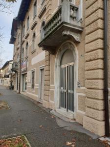a building with a door on the side of a street at Da zia Fabri in Gorizia