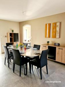 Posezení v ubytování Le Donjon gîte cosy en lotissement proche du Puy duFou