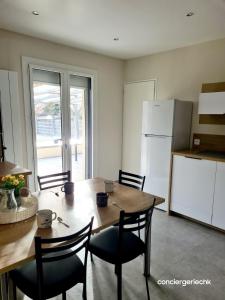 Kuchyň nebo kuchyňský kout v ubytování Le Donjon gîte cosy en lotissement proche du Puy duFou