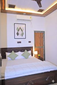 Ένα ή περισσότερα κρεβάτια σε δωμάτιο στο Monishka PALACE Ayodhy