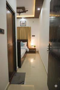 Ένα ή περισσότερα κρεβάτια σε δωμάτιο στο Monishka PALACE Ayodhy +2 φωτογραφίες