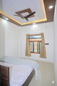 Ένα ή περισσότερα κρεβάτια σε δωμάτιο στο Monishka PALACE Ayodhy