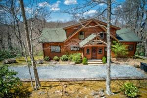 una casa en el bosque con entrada en Boles Lodge, en Boone