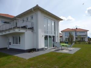 a house with a table and chairs in a yard at Villa Kiek Ut in Trent