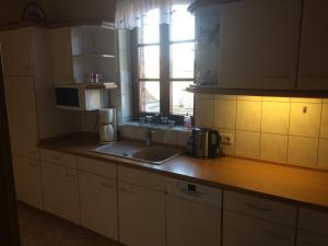une cuisine avec un comptoir avec un évier et une fenêtre dans l'établissement Gemütliches Ferienhaus In Godow Mit Terrasse, à Kargow 5 autres photos