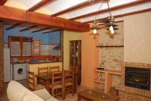 A kitchen or kitchenette at Casas Rurales Tío Segundo