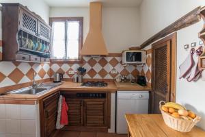 eine Küche mit Spüle und Herd oberen Backofen in der Unterkunft Ferienhaus für 4 Personen und 2 Kinder in Durcal, Andalusien Provinz Granada in Dúrcal