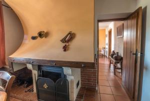 ein Wohnzimmer mit einem Kamin und einem Flur in der Unterkunft Ferienhaus für 4 Personen und 2 Kinder in Durcal, Andalusien Provinz Granada in Dúrcal + 31 Fotos