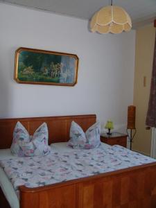 a bedroom with a bed with a picture on the wall at Uns Oellernhuus in Ostseebad Karlshagen +7 photos