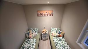 Un rincón de una habitación con dos camas y un cuadro. en 't Haasnestje, en Harderwijk