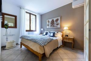 um quarto com uma cama com paredes azuis e um espelho em Bellagio Retreat Lake View em Limonta