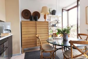 uma sala de jantar com mesa e cadeiras de vidro em Bellagio Retreat Lake View em Limonta