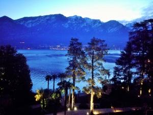 uma vista para um grande corpo de água com montanhas em Bellagio Retreat Lake View em Limonta