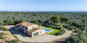 una vista aerea di una casa con piscina di Son Ropit a Calas de Mallorca