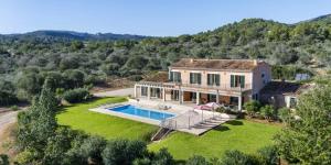 una vista aerea di una casa con piscina di Son Ropit a Calas de Mallorca