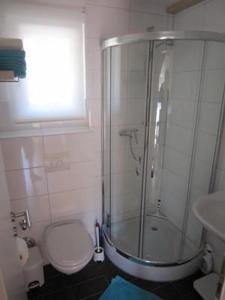 Koupelna v ubytování Ferienhaus Malchow Mit Grill, Garten Und Terrasse