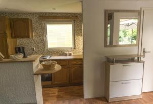 une cuisine avec un évier et un plan de travail dans l'établissement Martin, à Seeburg 13 autres photos