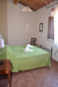 Ένα ή περισσότερα κρεβάτια σε δωμάτιο στο Zwei Zimmer Wohnungen Im Ersten Stock Mit Kleinem Außenbalkon