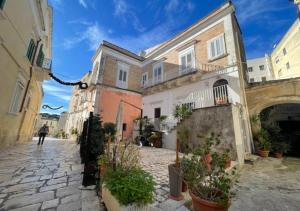 a street in a town with buildings and plants at dimora virginia in Matera