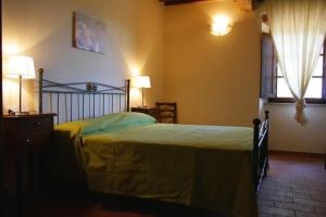 Ένα ή περισσότερα κρεβάτια σε δωμάτιο στο Zwei Zimmer Wohnungen Im Ersten Stock Mit Kleinem Außenbalkon