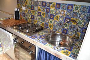 a kitchen counter with a sink and a stove at Freistehendes Haus Mit Garten Zur Alleinigen Nutzung in Umbertide