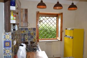 a kitchen with a sink and a window at Freistehendes Haus Mit Garten Zur Alleinigen Nutzung in Umbertide