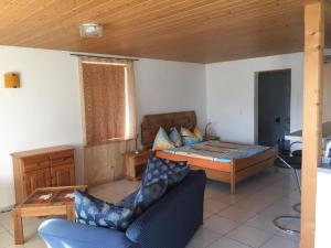 una sala de estar con una cama y un sofá en Haus Am See, en Därligen